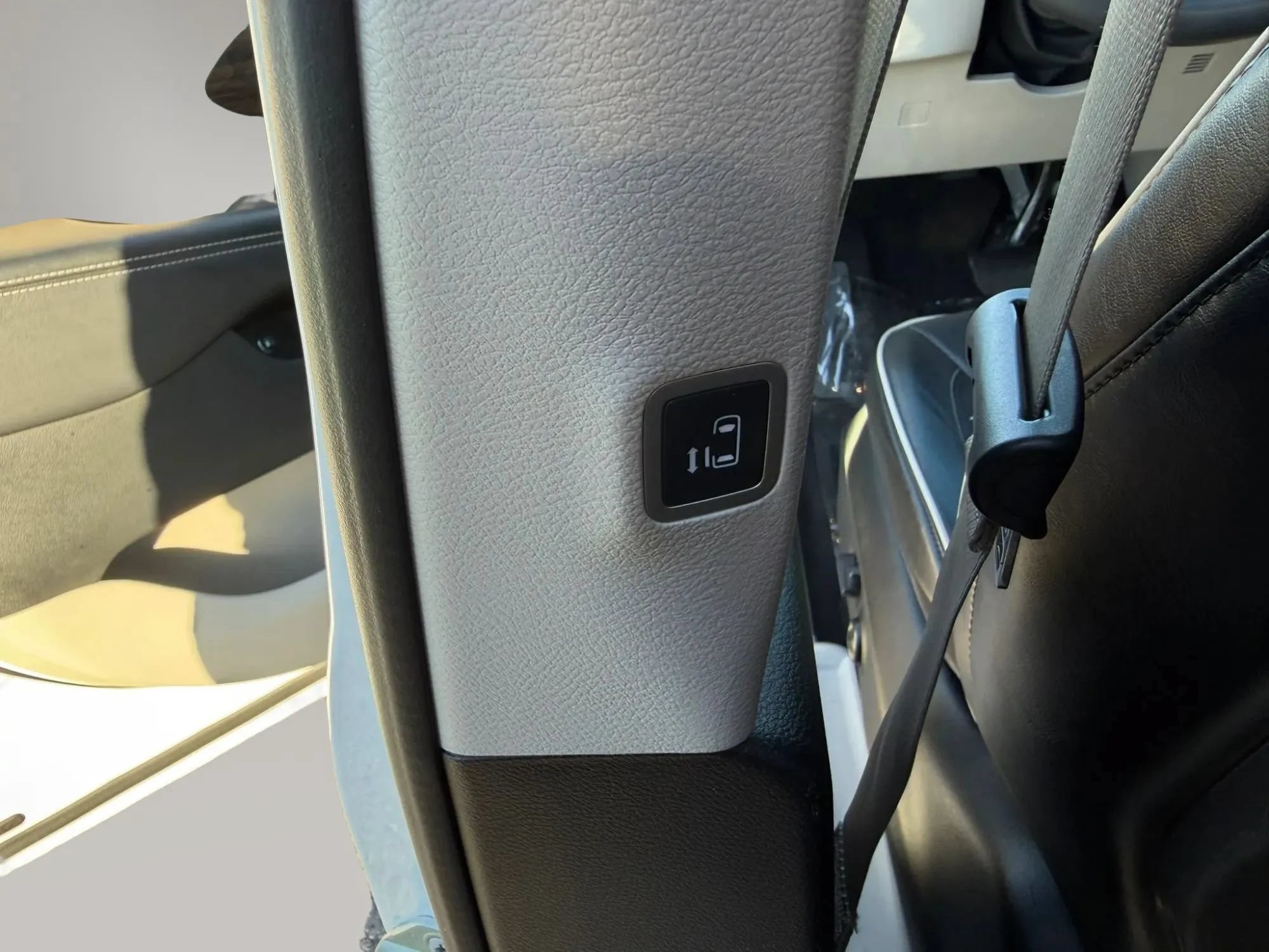 Used 2023 Chrysler Pacifica Limited w/ Uconnect Theater Family Group FWD image 39