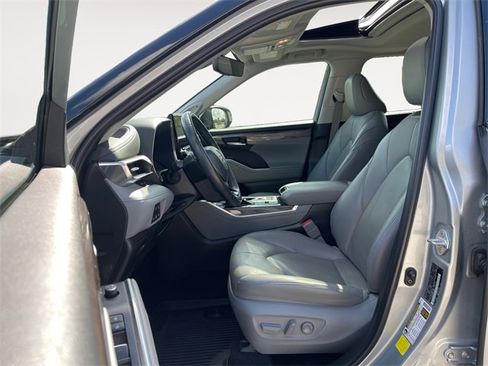 Used 2022 Toyota Highlander Limited image 9