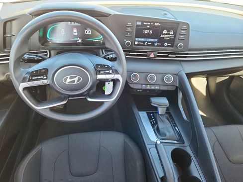 Used 2024 Hyundai Elantra SE image 9