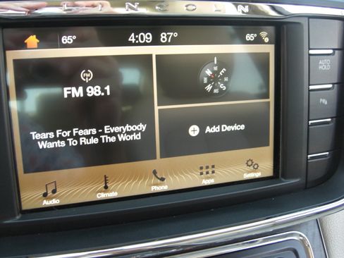 Used 2017 Lincoln Continental Premiere image 24