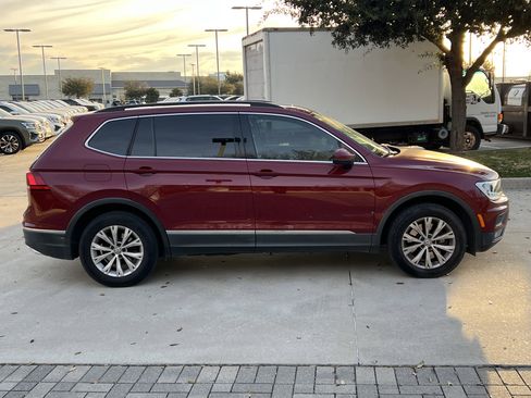 Used 2018 Volkswagen Tiguan SE w/ Panoramic Sunroof Package image 11