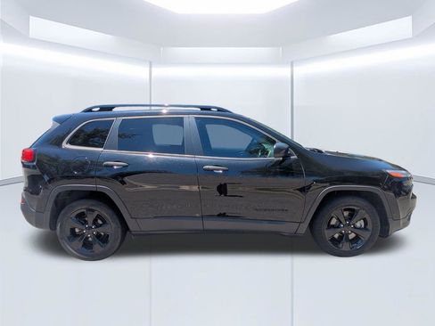 Used 2017 Jeep Cherokee Sport FWD image 3