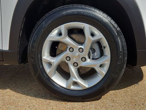 Used 2025 Chevrolet Trax LS w/ LS Convenience Package FWD image 2