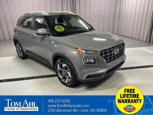 Used 2022 Hyundai Venue SEL FWD image 1