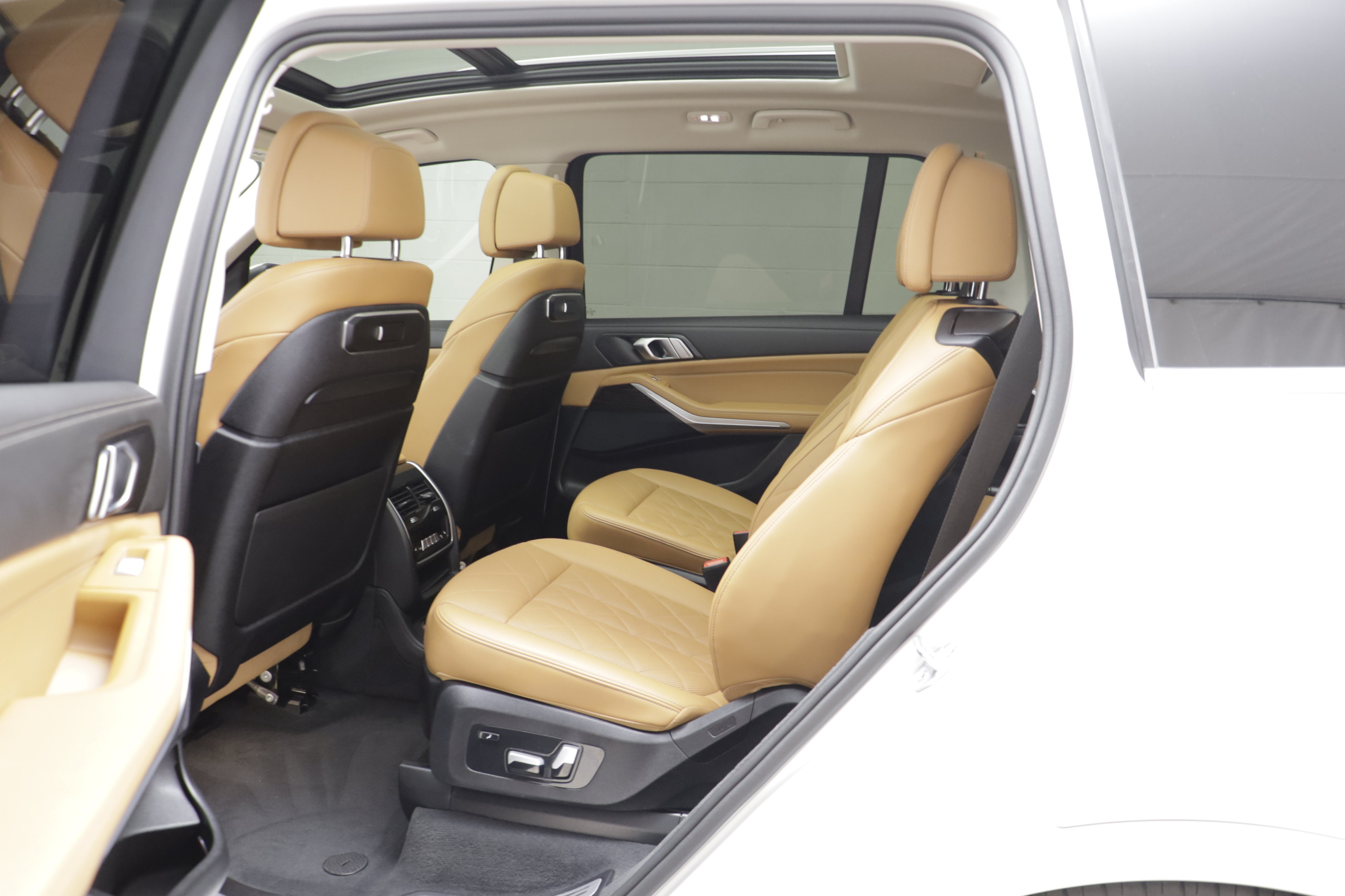 Used 2024 BMW X7 xDrive40i w/ Climate Comfort Package AWD/4WD image 13