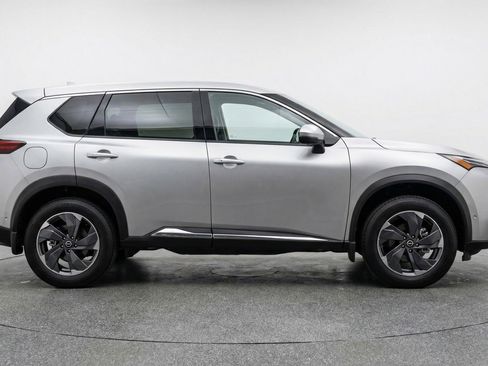 Used 2025 Nissan Rogue SV AWD/4WD image 11