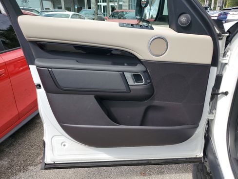 Used 2019 Land Rover Discovery SE image 17