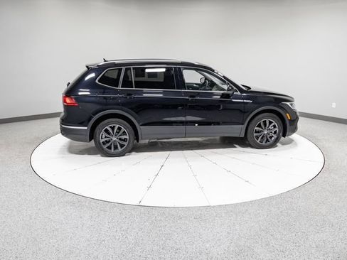 Used 2023 Volkswagen Tiguan SE w/ Panoramic Sunroof Package image 32