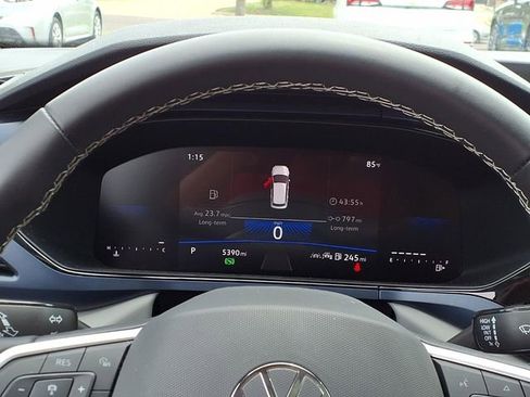 Used 2024 Volkswagen Taos SE w/ Panoramic Sunroof Package FWD image 12