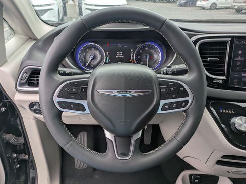 Used 2024 Chrysler Pacifica Touring-L FWD image 18