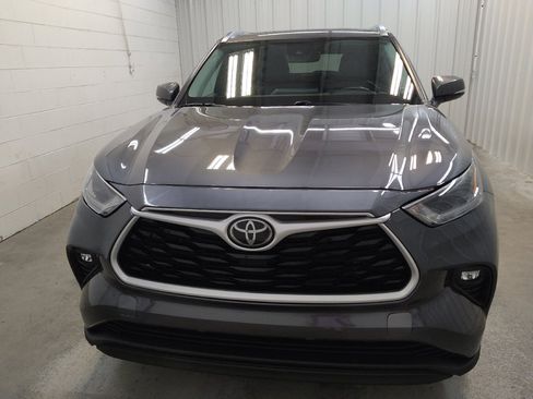 Used 2021 Toyota Highlander XLE AWD/4WD image 15