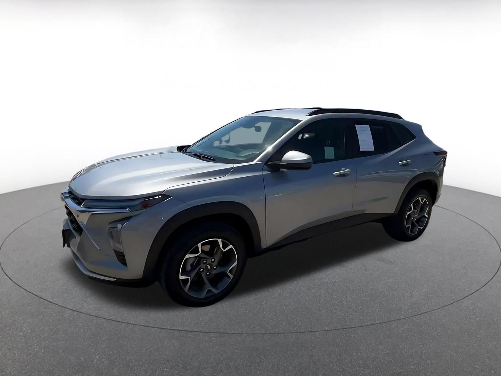 Used 2025 Chevrolet Trax LT FWD image 7