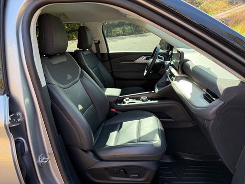 Used 2025 Ford Explorer Active w/ Active Comfort Package image 21