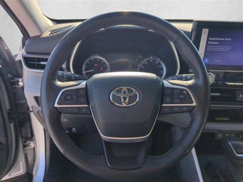 Used 2023 Toyota Highlander XLE FWD image 19