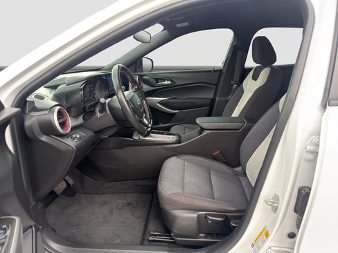 Used 2024 Chevrolet Trax RS w/ Driver Confidence Package FWD image 9