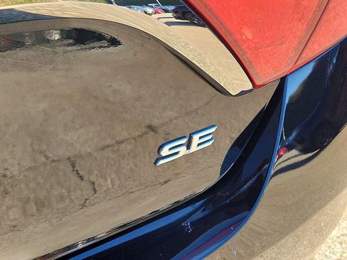 Used 2016 Toyota Camry SE image 32