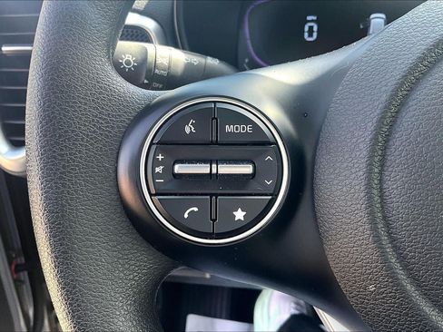 Used 2025 Kia Soul LX FWD image 11