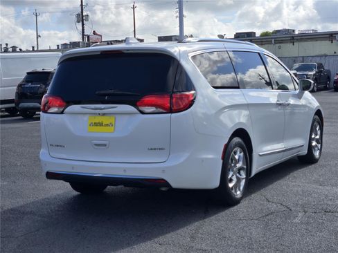 Used 2017 Chrysler Pacifica Limited FWD image 4