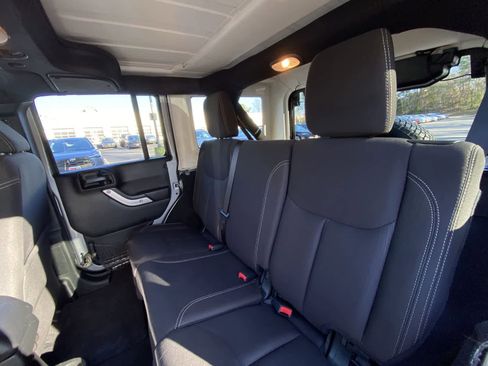 Used 2016 Jeep Wrangler Unlimited Sahara w/ Connectivity Group AWD/4WD image 26