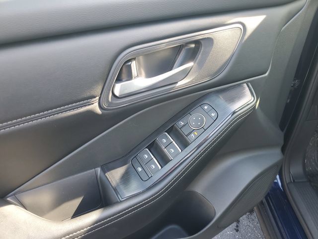 Certified 2026 Nissan Rogue SL FWD image 12