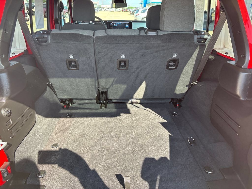 Used 2025 Jeep Wrangler Unlimited Sahara AWD/4WD image 21
