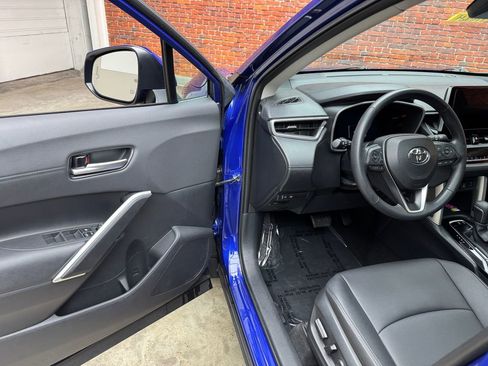 Used 2023 Toyota Corolla Cross XLE w/ Convenience Package AWD/4WD image 9