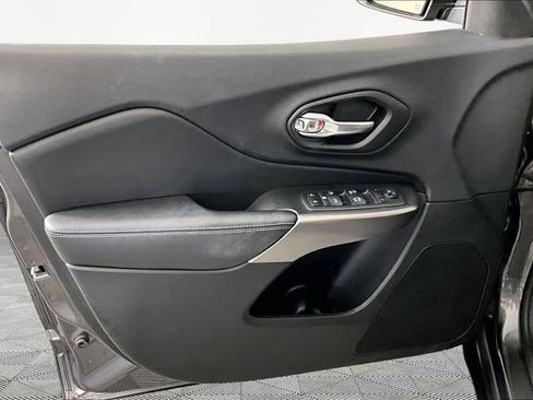 Used 2019 Jeep Cherokee Latitude Plus FWD image 19