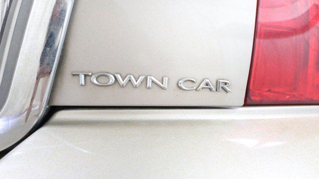 Used 2003 Lincoln Town Car Executive RWD image 21