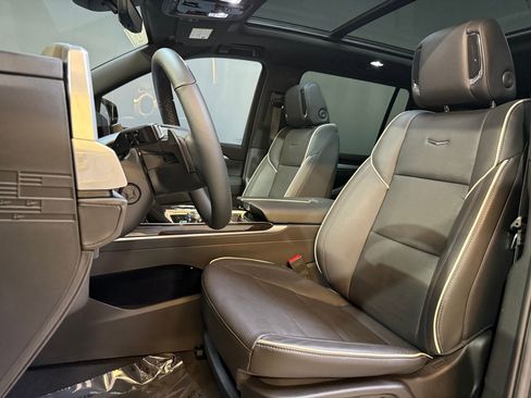 Certified 2025 Cadillac Escalade ESV Premium Luxury image 4