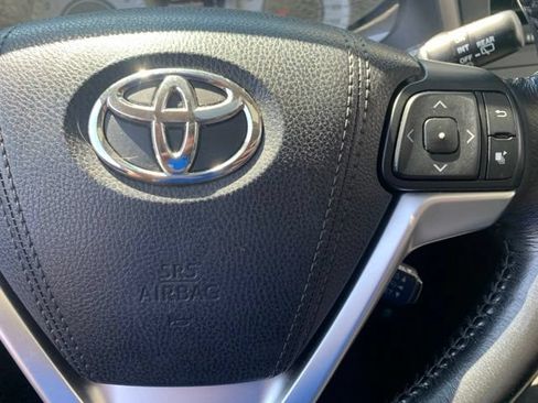 Used 2016 Toyota Sienna SE w/ SE Preferred Package FWD image 11