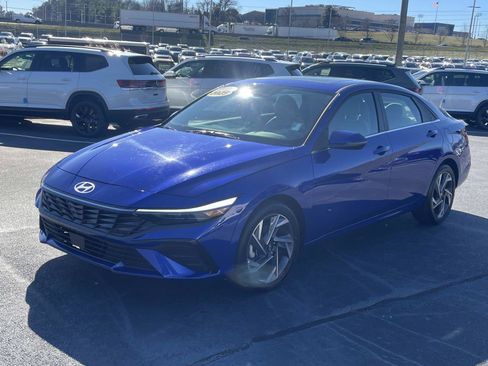 Used 2025 Hyundai Elantra Limited image 3