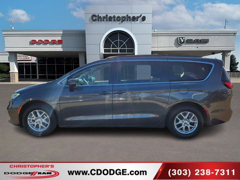 Used 2022 Chrysler Pacifica Touring-L image 6