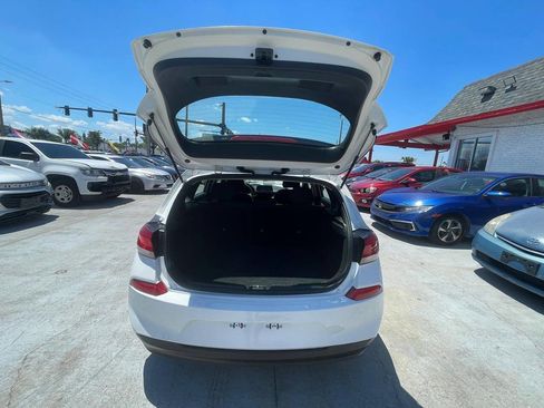 Used 2019 Hyundai Elantra GT FWD image 11
