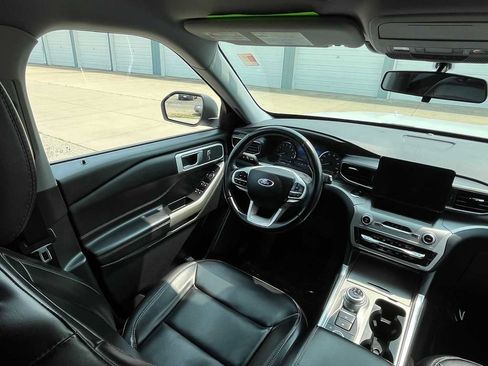 Used 2021 Ford Explorer XLT w/ Equipment Group 202A image 17
