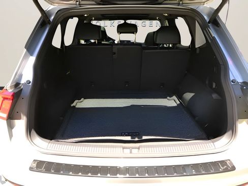 Used 2024 Volkswagen Tiguan SE R-Line AWD/4WD image 9
