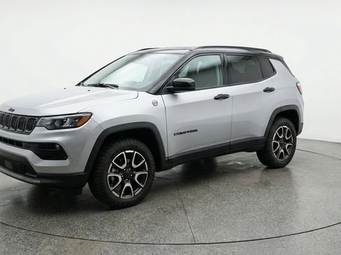 Used 2025 Jeep Compass Trailhawk AWD/4WD image 3