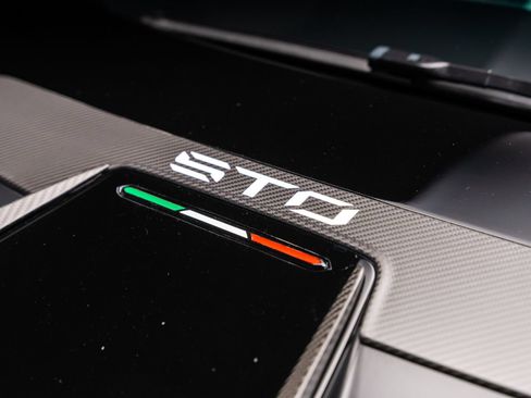 Used 2021 Lamborghini Huracan STO RWD image 22