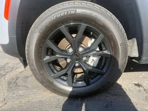 Used 2024 Jeep Grand Cherokee Altitude AWD/4WD image 10