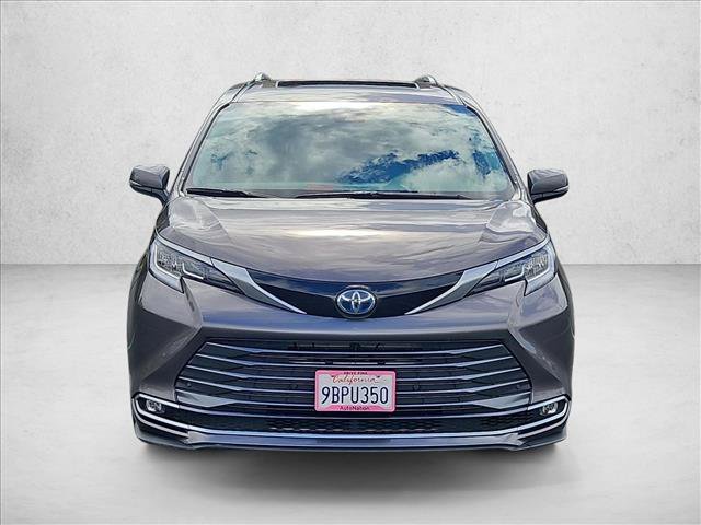 Used 2022 Toyota Sienna Limited FWD image 2