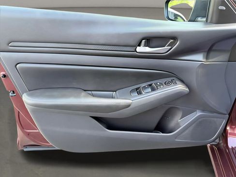 Used 2025 Nissan Altima 2.5 SV image 14