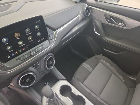 Used 2025 Chevrolet Blazer LT image 3