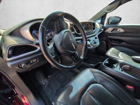 Used 2021 Chrysler Pacifica Touring-L w/ Uconnect Theater Family Group FWD image 9