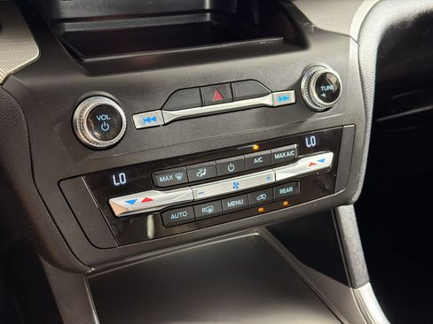 Used 2020 Ford Explorer XLT w/ Equipment Group 202A AWD/4WD image 18