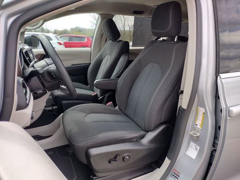 Used 2023 Chrysler Voyager LX FWD image 2