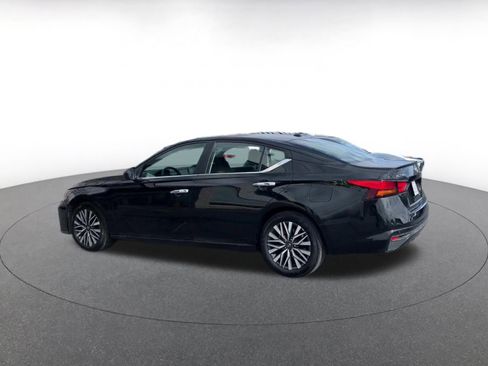 Used 2025 Nissan Altima 2.5 SV image 10