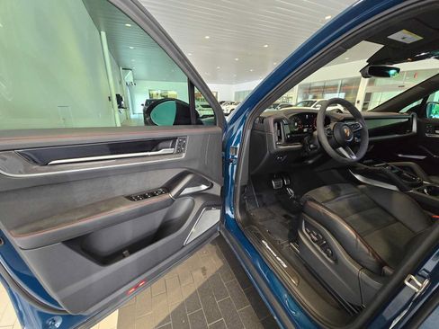 Used 2025 Porsche Cayenne GTS AWD/4WD image 22