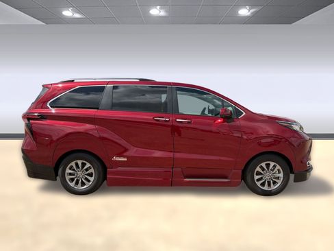 Used 2022 Toyota Sienna XLE w/ XLE Plus Package FWD image 41
