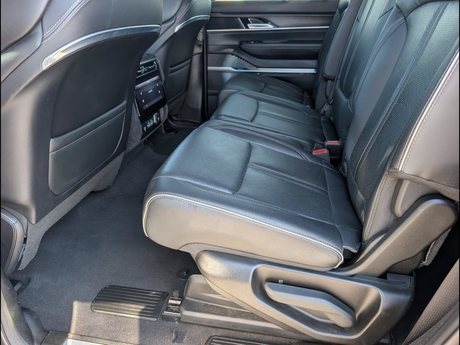 Used 2024 Jeep Grand Wagoneer L Series II AWD/4WD image 12