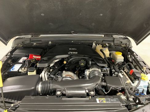 Used 2019 Jeep Wrangler Unlimited Sahara w/ Cold Weather Group AWD/4WD image 30