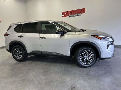 Used 2024 Nissan Rogue S AWD/4WD image 2